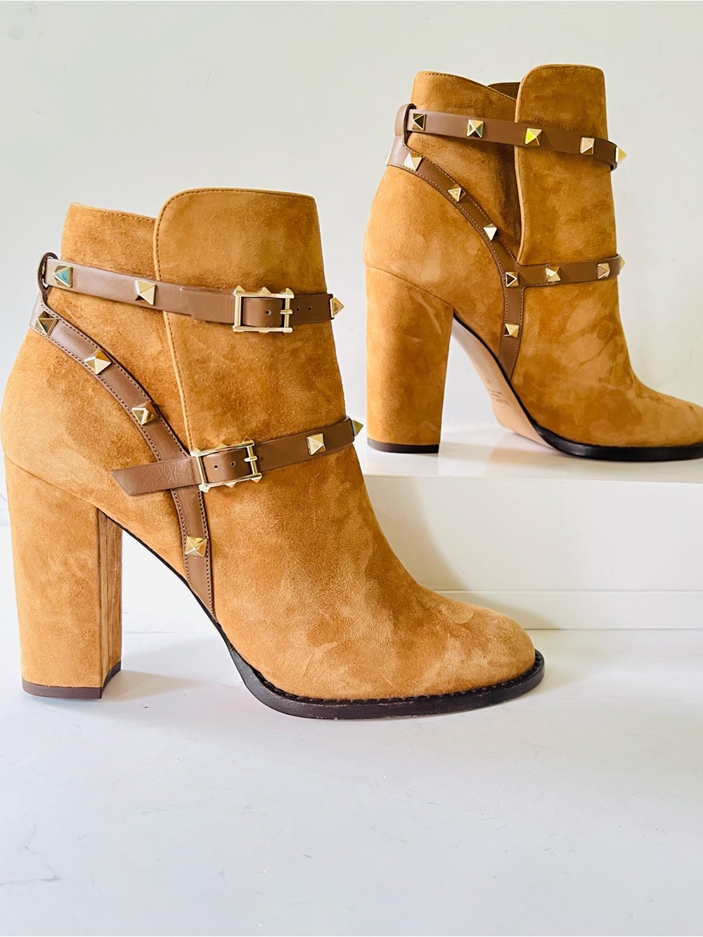 NWOT Valentino tan suede rockstud boots 41
